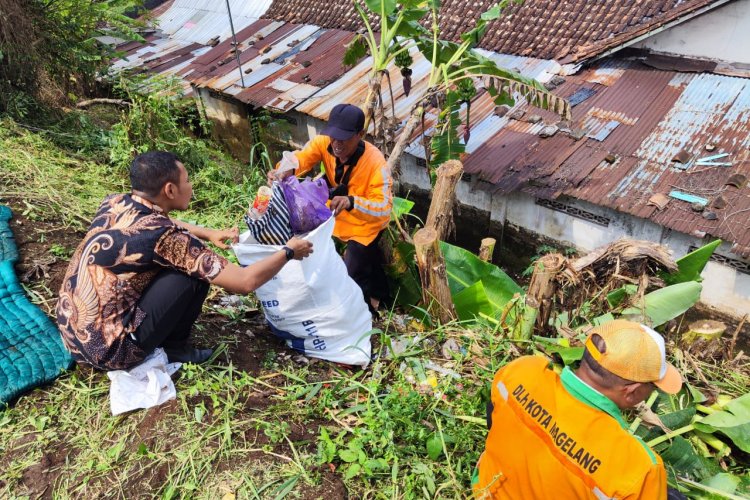 Pembersihan Tumpukan Sampah Di Kali Kotak Atas Taman Bada'an