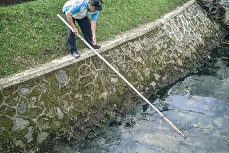 DLH dan PSDA Berkolaborasi Bersihkan Sungai Kawasan Pendopo