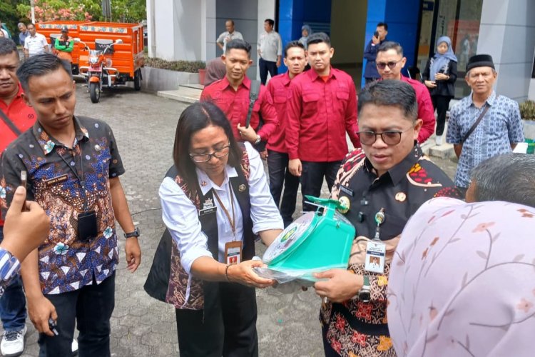 DLH Kota Magelang Serahkan Bantuan Sarpras Pengelolaan Sampah Hasil Kegiatan PRODAMAI Tahun 2025