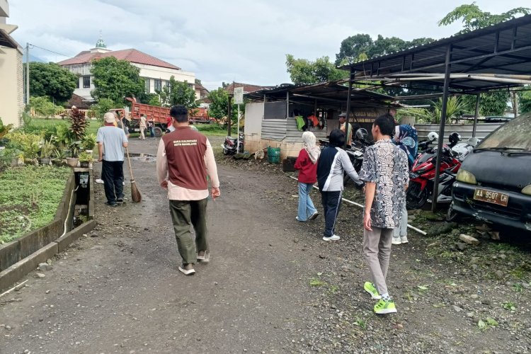 Kerja Bakti Bersama di Lingkungan DLH Kota Magelang